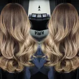 Vackert balayage ljust hår med mjuka vågor. En perfekt solkysst look.