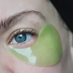 En ljusgrön eye patch sitter perfekt under ögat, följer hudens konturer. Visar hur eye patches ska sitta för maximal effekt.