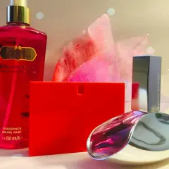 En röd flaska med "Mango Temptation" och en Calvin Klein "euphoria" parfym. Eau de toilette betyder en lättare parfym.