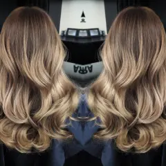 Vackert balayage ljust hår med mjuka vågor. En perfekt solkysst look.
