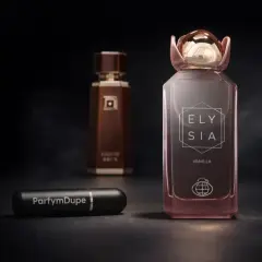 Ett lyxigt parfymval med flaskor i fokus. En rosa flaska med texten "ELY SIA VANILLA" och en mörkbrun flaska i bakgrunden. En liten svart reseflaska med texten "ParfymDupe" ligger framför.