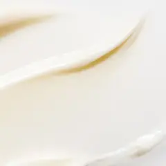 En krämig textur av vit hudvård med resveratrol, som ger näring och lyster.