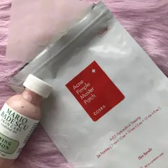 Här är produkter som hjälper dig att snabbt få bort finnar hemma: finnplåster och torkande lotion.