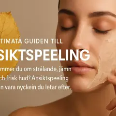 En kvinna med slutna ögon drar försiktigt av ett lager av en ansiktspeeling. En gul höstlöv ligger bredvid texten "ULTIMATA GUIDEN TILL ANSIKTSPEELING".