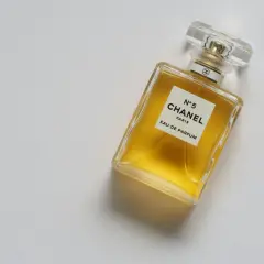 Chanel N°5 Eau de Parfum, en ikonisk doft som betyder elegans och tidlöshet.