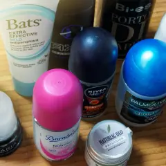 En samling deodoranter, inklusive en aluminium deodorant, i olika märken och förpackningar.