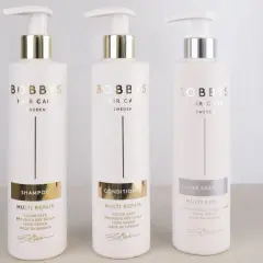 Tre vita flaskor från Bobby's Hair Care. En huskur mot klåda i hårbotten kan vara att använda dessa produkter som är veganska och gjorda i Sverige.