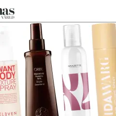 Hårprodukter för volym och textur. Flera flaskor med spray och puder för styling, inklusive "I WANT BODY TEXTURE SPRAY" och "IDAWARG DRY VOLUME SPRAY".