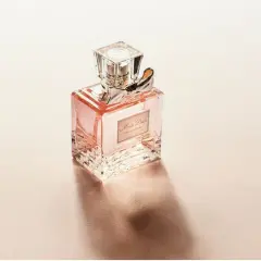 En flaska Miss Dior Eau de Toilette med en rosa vätska. Frågan om kan parfym bli gammal är relevant, men denna flaska ser fortfarande fräsch ut.