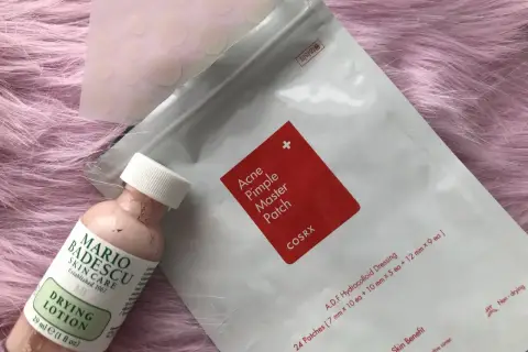 Här är produkter som hjälper dig att snabbt få bort finnar hemma: finnplåster och torkande lotion.