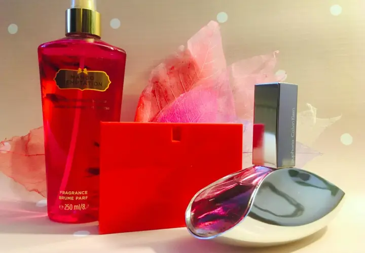 En röd flaska med "Mango Temptation" och en Calvin Klein "euphoria" parfym. Eau de toilette betyder en lättare parfym.