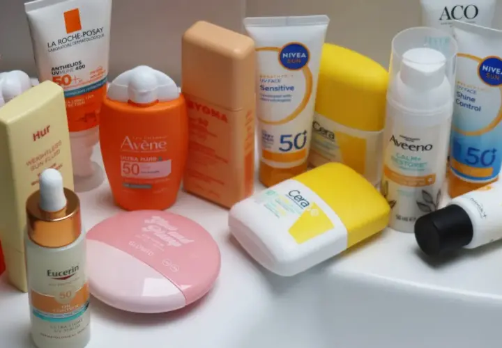 En samling solskyddsprodukter, inklusive krämer och serum, för att skydda även melaninrik hud.