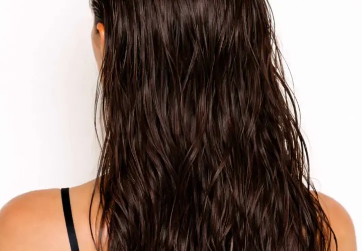 Mörkt, glansigt hår med en snygg wetlook-effekt. Håret faller i mjuka vågor över axlarna.