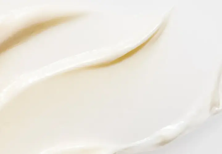 En krämig textur av vit hudvård med resveratrol, som ger näring och lyster.