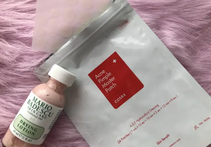 Här är produkter som hjälper dig att snabbt få bort finnar hemma: finnplåster och torkande lotion.