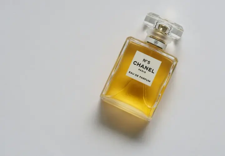 Chanel N°5 Eau de Parfum, en ikonisk doft som betyder elegans och tidlöshet.