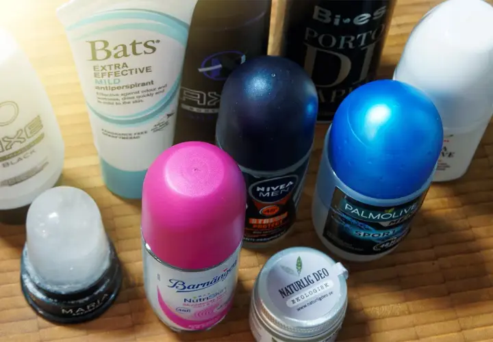 En samling deodoranter, inklusive en aluminium deodorant, i olika märken och förpackningar.