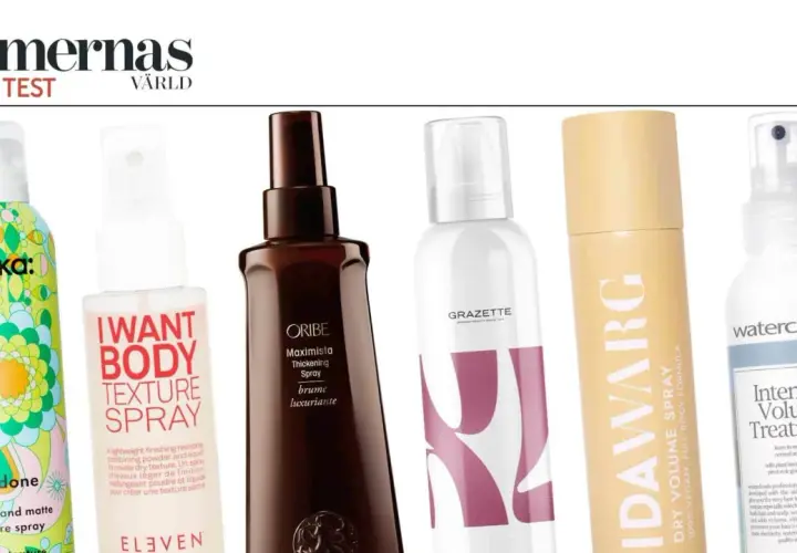 Hårprodukter för volym och textur. Flera flaskor med spray och puder för styling, inklusive "I WANT BODY TEXTURE SPRAY" och "IDAWARG DRY VOLUME SPRAY".