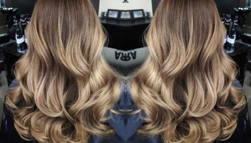 Vackert balayage ljust hår med mjuka vågor. En perfekt solkysst look.