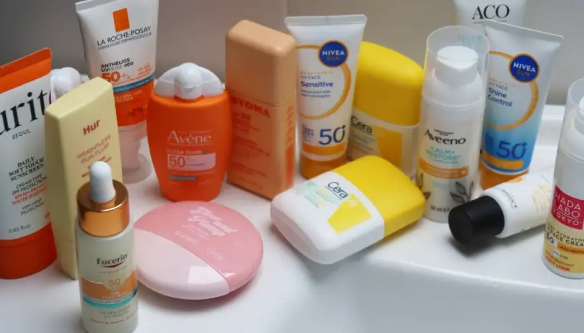 En samling solskyddsprodukter, inklusive krämer och serum, för att skydda även melaninrik hud.