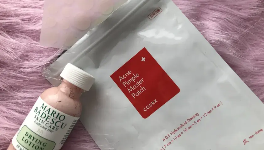 Här är produkter som hjälper dig att snabbt få bort finnar hemma: finnplåster och torkande lotion.