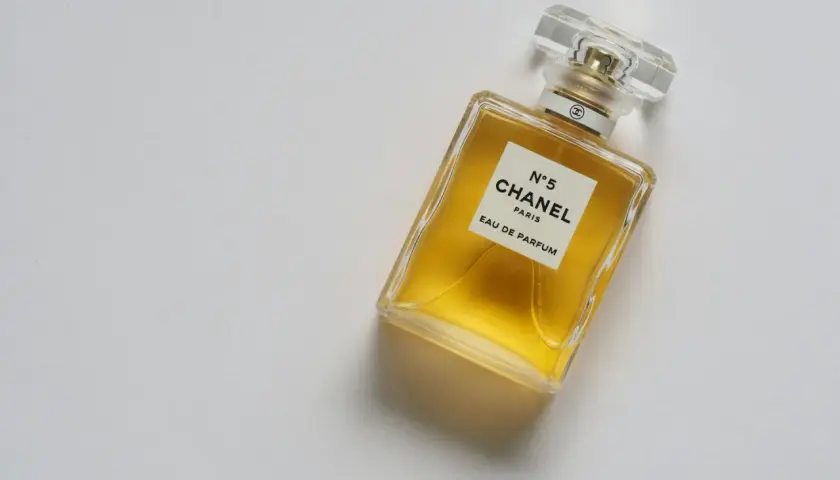 Chanel N°5 Eau de Parfum, en ikonisk doft som betyder elegans och tidlöshet.