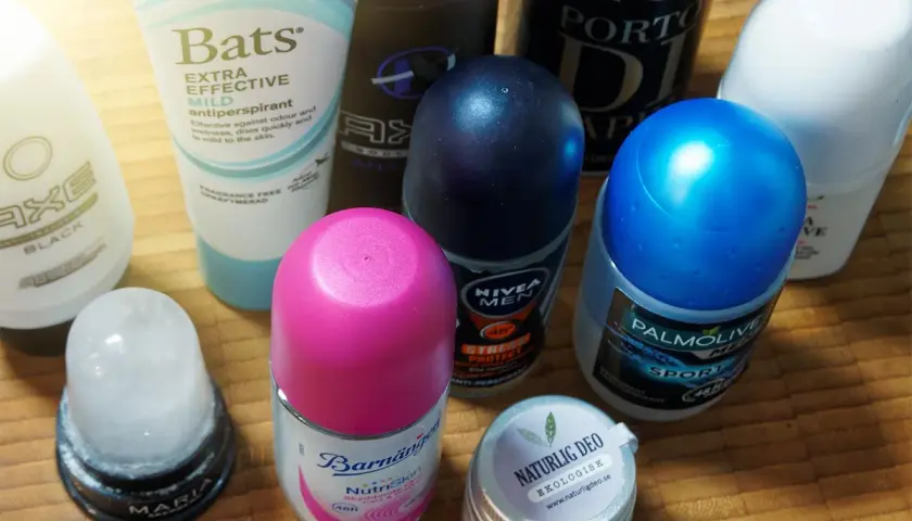 En samling deodoranter, inklusive en aluminium deodorant, i olika märken och förpackningar.
