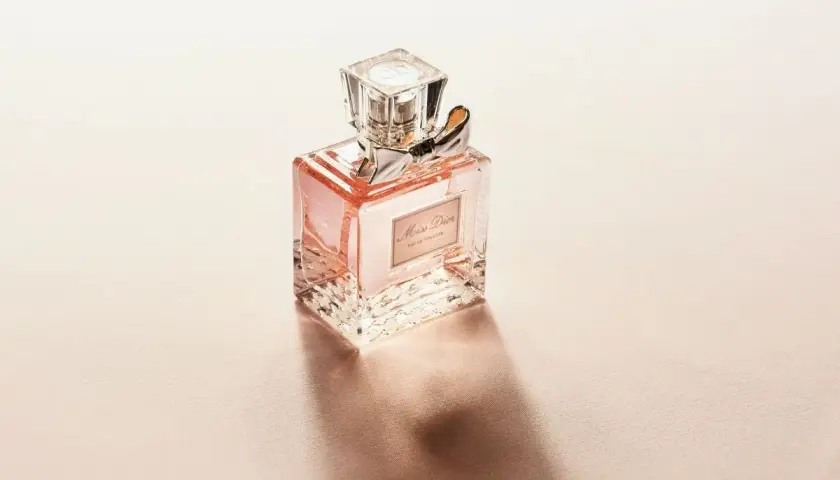 En flaska Miss Dior Eau de Toilette med en rosa vätska. Frågan om kan parfym bli gammal är relevant, men denna flaska ser fortfarande fräsch ut.
