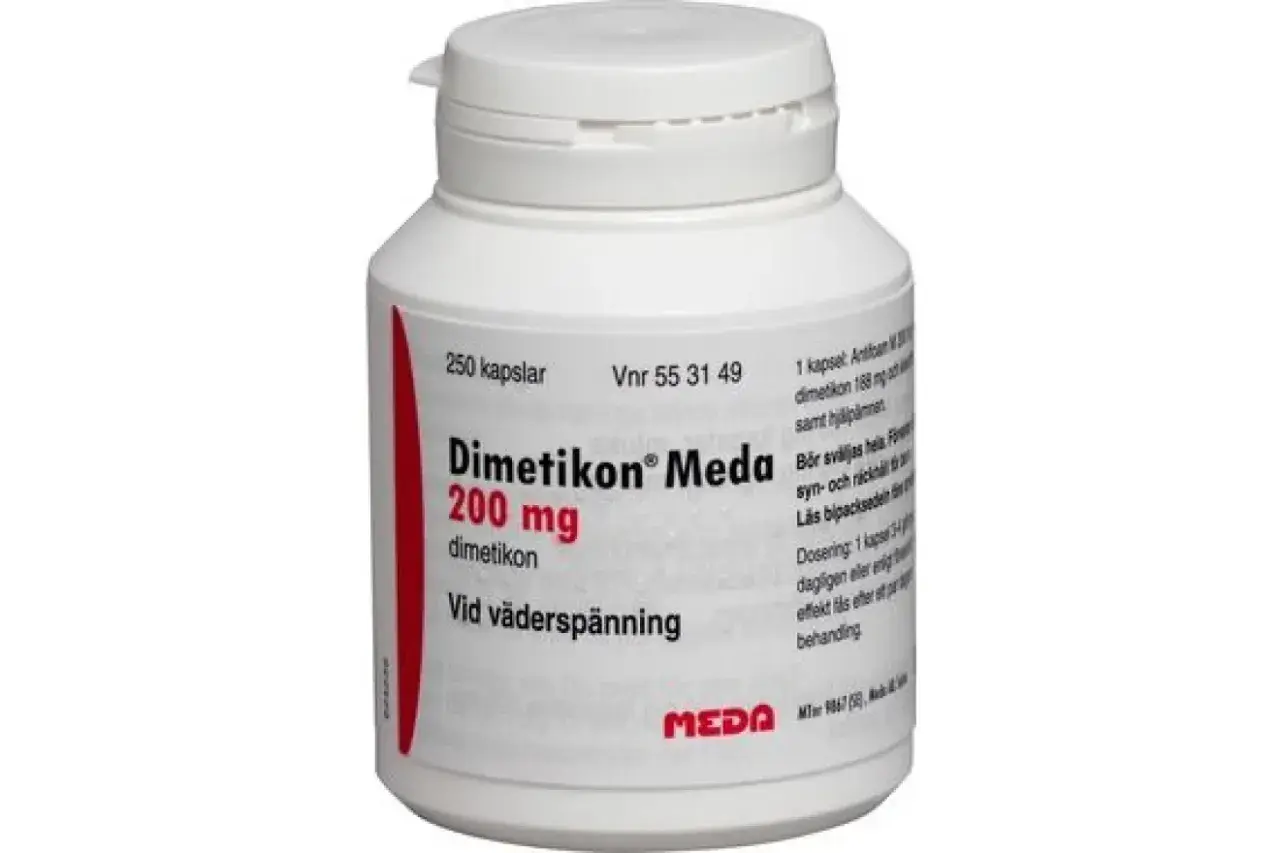En burk Dimetikon Meda 200 mg kapslar, ett läkemedel som kan lindra symtom vid IBS och väderspänning.
