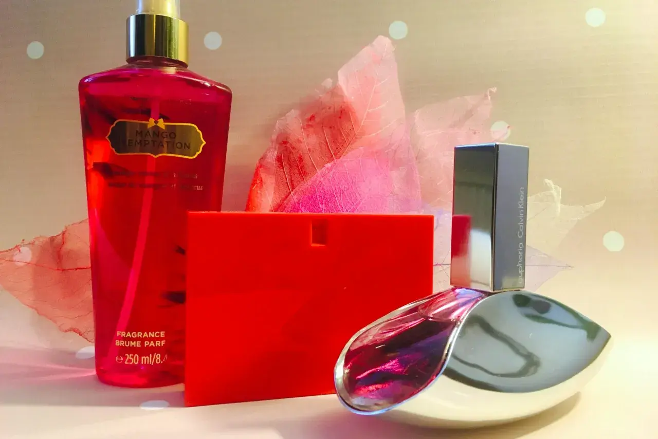 En röd flaska med "Mango Temptation" och en Calvin Klein "euphoria" parfym. Eau de toilette betyder en lättare parfym.