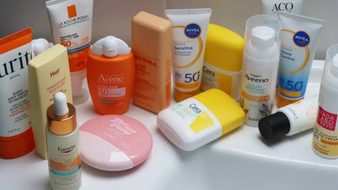En samling solskyddsprodukter, inklusive krämer och serum, för att skydda även melaninrik hud.
