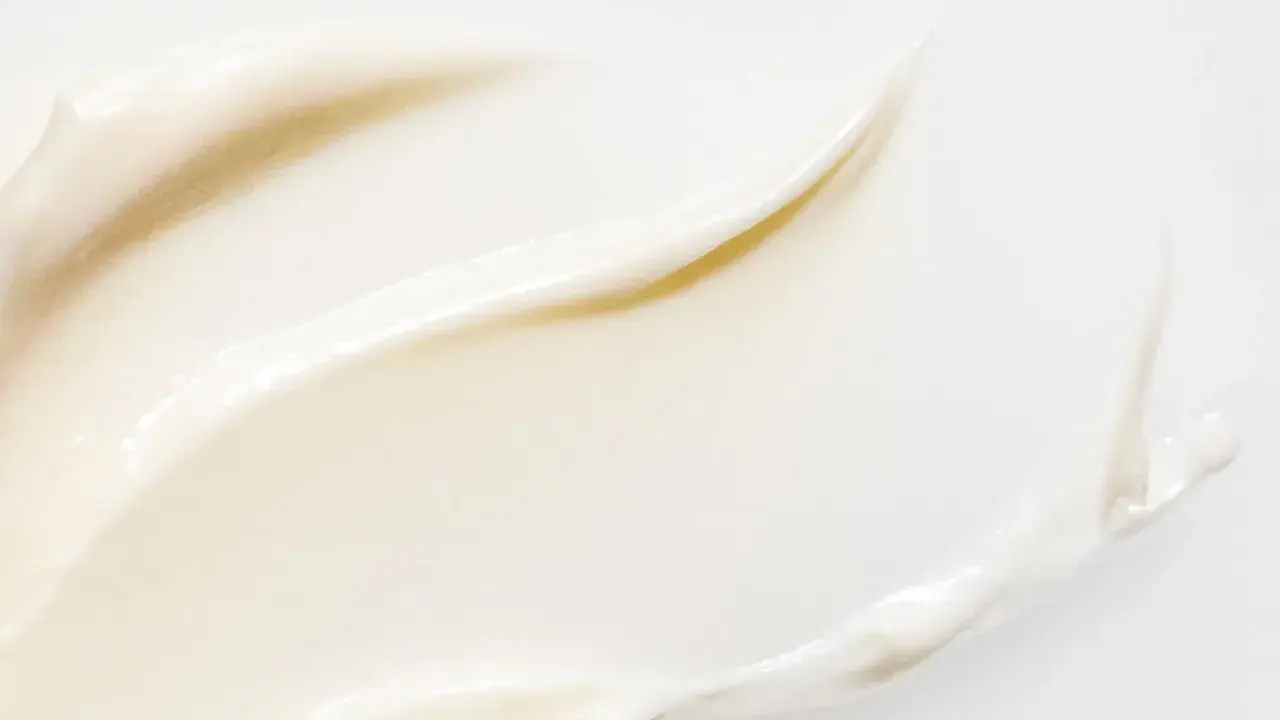 En krämig textur av vit hudvård med resveratrol, som ger näring och lyster.