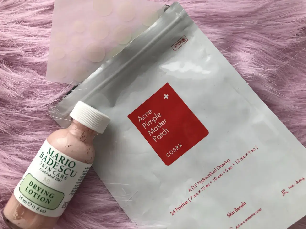 Här är produkter som hjälper dig att snabbt få bort finnar hemma: finnplåster och torkande lotion.