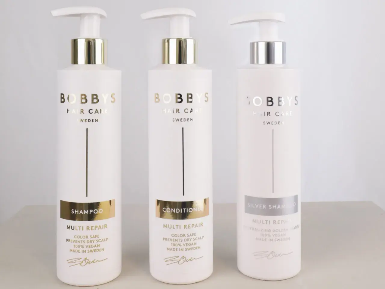 Tre vita flaskor från Bobby's Hair Care. En huskur mot klåda i hårbotten kan vara att använda dessa produkter som är veganska och gjorda i Sverige.