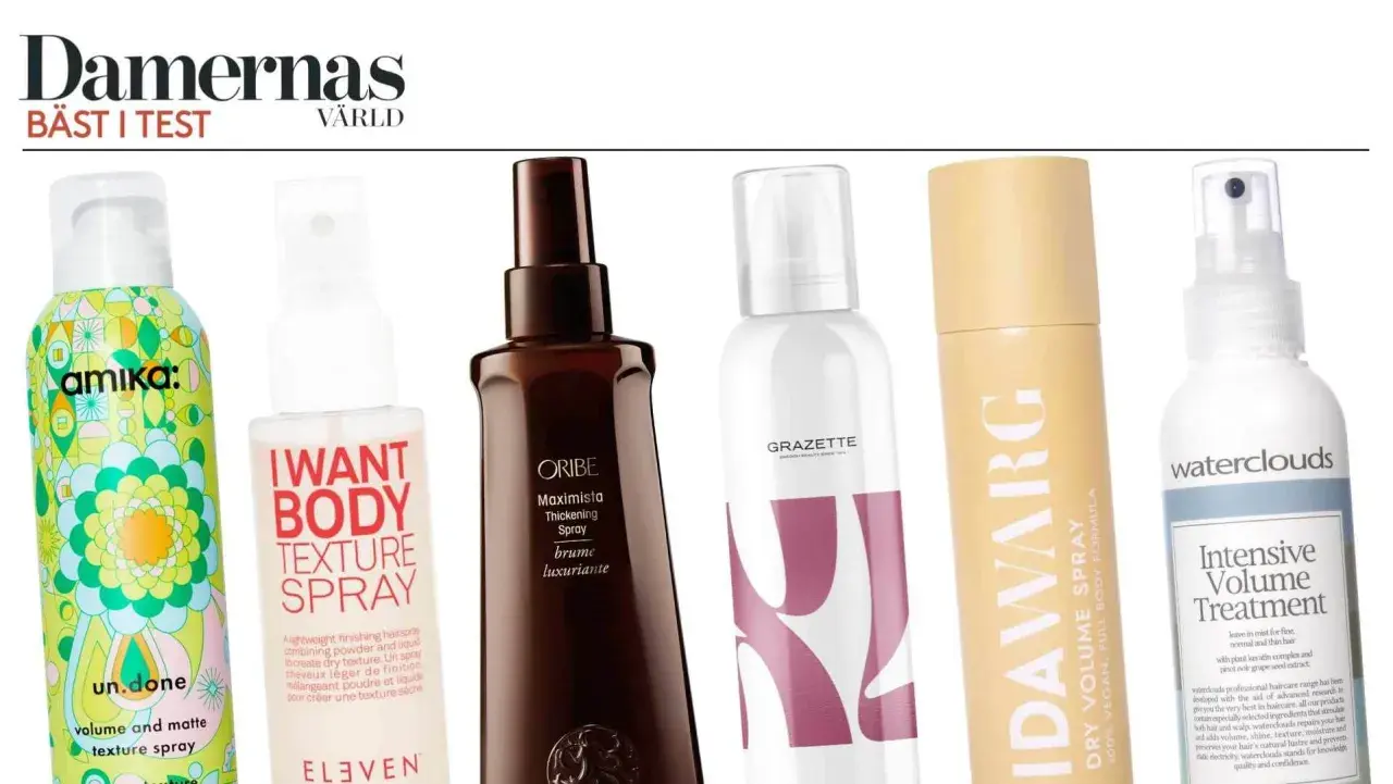 Hårprodukter för volym och textur. Flera flaskor med spray och puder för styling, inklusive "I WANT BODY TEXTURE SPRAY" och "IDAWARG DRY VOLUME SPRAY".