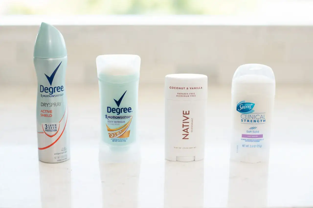 Fyra olika antiperspirant deo-produkter står uppradade: Degree DrySpray, Degree Invisible Solid, Native Deodorant och Secret Clinical Strength.
