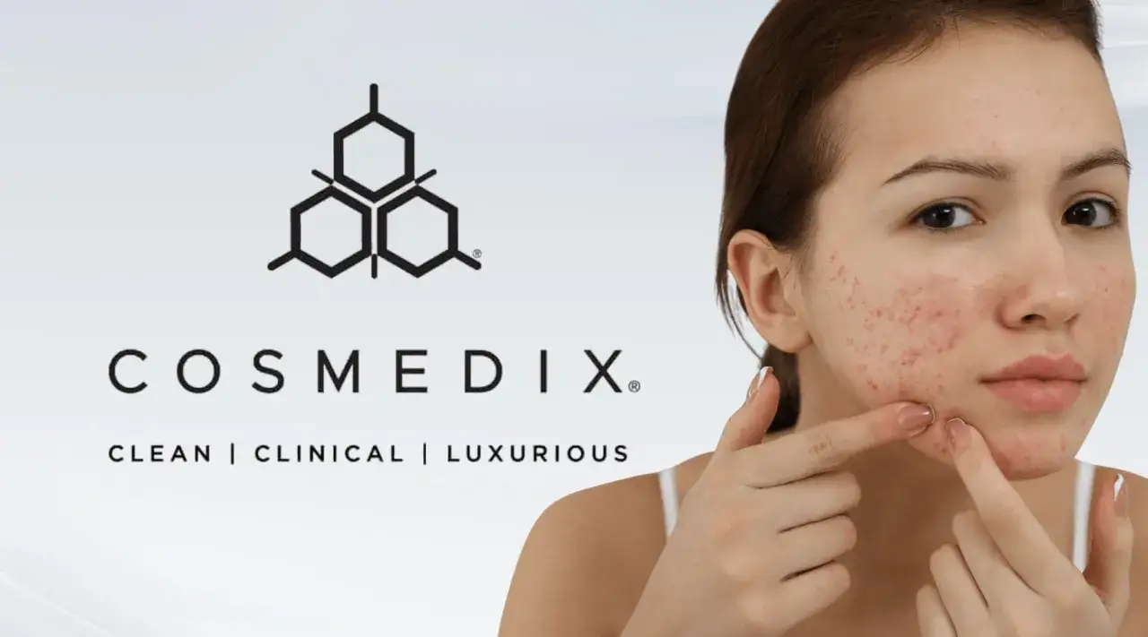 En ung kvinna med akne undersöker sin hud. Cosmedix logotyp syns, med texten