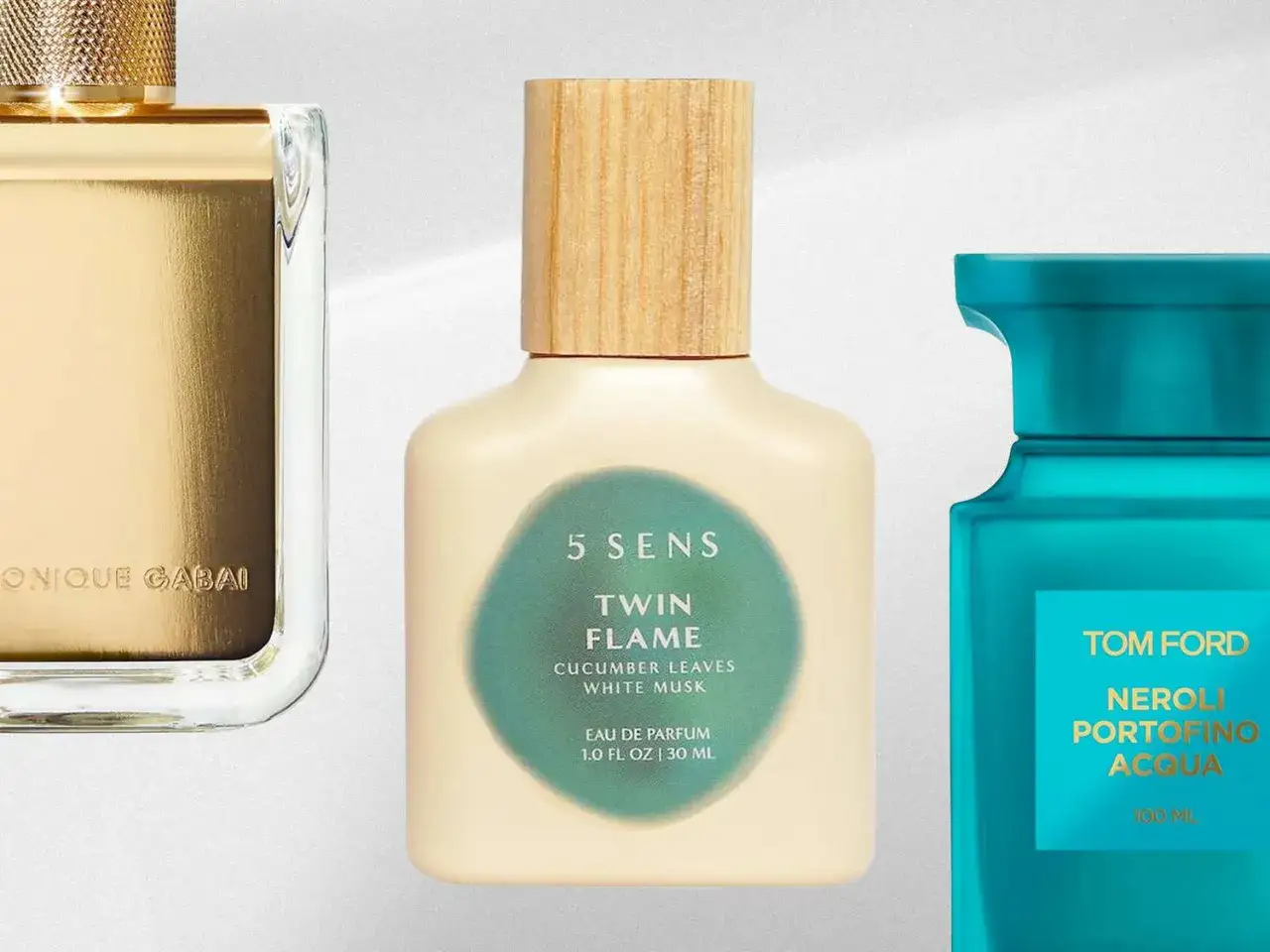 Tre parfymer: en guldflaska från Monique Gabai, en beige flaska från 5 SENS med doft av gurka och vit mysk, och en turkos flaska från Tom Ford. En svag parfym som lockar.