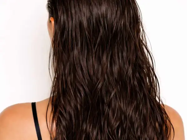 Mörkt, glansigt hår med en snygg wetlook-effekt. Håret faller i mjuka vågor över axlarna.
