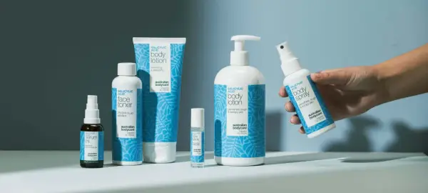 Hudvårdsprodukter med bha syra: serum, ansiktsvatten, body lotion, SOS-stick och body spray.