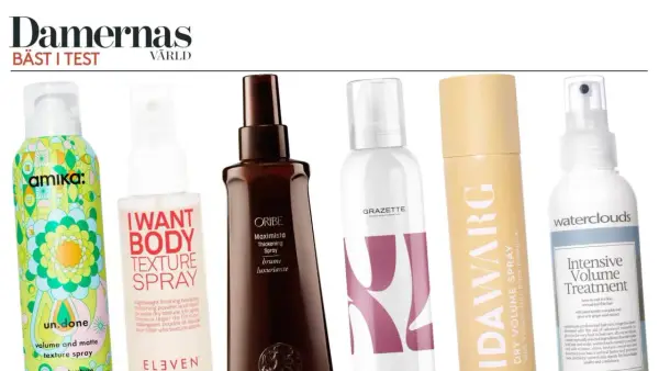 Hårprodukter för volym och textur. Flera flaskor med spray och puder för styling, inklusive "I WANT BODY TEXTURE SPRAY" och "IDAWARG DRY VOLUME SPRAY".
